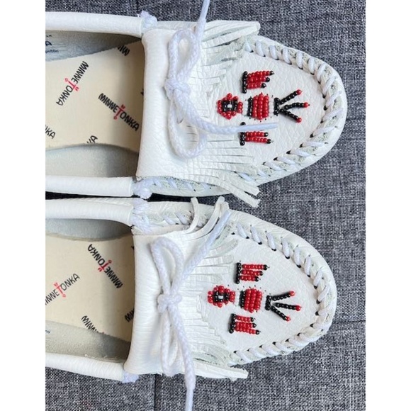 Minnetonka Women's White Leather Thunderbird Boat Sole Moccasin - US Size 6 - Picture 1 of 16